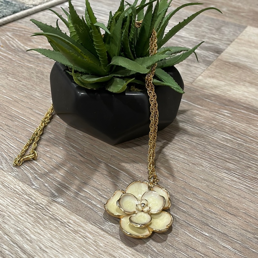 Francesca’s Necklace Flower Pendent
